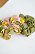 Charger l'image dans la galerie, Chouchou abstrait kaki et et jaune