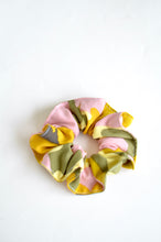 Charger l'image dans la galerie, Chouchou abstrait kaki et et jaune