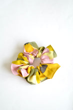 Charger l'image dans la galerie, Chouchou abstrait kaki et et jaune