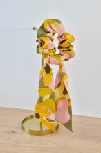 Charger l'image dans la galerie, Chouchou foulard abstrait kaki et jaune