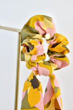 Charger l'image dans la galerie, Chouchou foulard abstrait kaki et jaune
