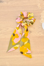 Charger l'image dans la galerie, Chouchou foulard abstrait kaki et jaune