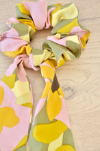 Charger l'image dans la galerie, Chouchou foulard abstrait kaki et jaune