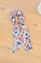 Charger l'image dans la galerie, Chouchou foulard fleuri bleu et rouge