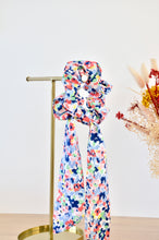 Charger l'image dans la galerie, Chouchou foulard fleuri bleu et rouge