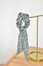 Charger l'image dans la galerie, Chouchou foulard fleurs blanches fond vert