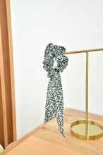 Charger l'image dans la galerie, Chouchou foulard fleurs blanches fond vert