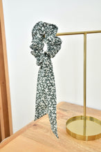 Charger l'image dans la galerie, Chouchou foulard fleurs blanches fond vert