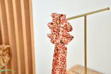 Charger l'image dans la galerie, Chouchou foulard fleurs d'automne
