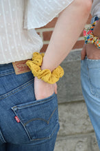 Charger l'image dans la galerie, Chouchou broderie jaune