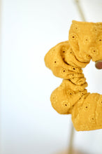 Charger l'image dans la galerie, Chouchou en gaze de coton de couleur jaune avec de la broderie anglaise. Ce chouchou est fait main / fabriqué en france. Elastique à l'intérieur qui maintient bien les cheveux pour vos jolies coiffures