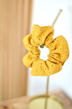 Charger l'image dans la galerie, Chouchou en gaze de coton de couleur jaune. Ce chouchou est fait main / fabriqué en france. Elastique à l'intérieur qui maintient bien les cheveux pour vos jolies coiffures