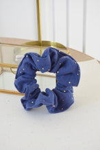 Charger l'image dans la galerie, Chouchou en gaze de coton de couleur bleu marine. Ce chouchou est fait main / fabriqué en france. Elastique à l'intérieur qui maintient bien les cheveux pour vos jolies coiffures