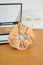 Charger l'image dans la galerie, Chouchou en gaze de coton de couleur camel. Ce chouchou est fait main / fabriqué en france. Elastique à l'intérieur qui maintient bien les cheveux pour vos jolies coiffures
