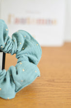Charger l'image dans la galerie, Chouchou en gaze de coton de couleur vert et doré. Ce chouchou est fait main / fabriqué en france. Elastique à l'intérieur qui maintient bien les cheveux pour vos jolies coiffures