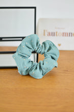 Charger l'image dans la galerie, Chouchou en gaze de coton de couleur vert. Ce chouchou est fait main / fabriqué en france. Elastique à l'intérieur qui maintient bien les cheveux pour vos jolies coiffures