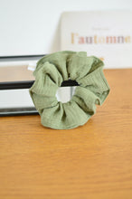 Charger l'image dans la galerie, Chouchou en gaze de coton de couleur kaki. Ce chouchou est fait main / fabriqué en france. Elastique à l'intérieur qui maintient bien les cheveux pour vos jolies coiffures