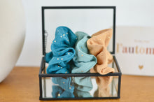 Charger l'image dans la galerie, Chouchou en gaze de coton de couleur différentes : camel, bleu, vert. Ce chouchou est fait main / fabriqué en france. Elastique à l'intérieur qui maintient bien les cheveux pour vos jolies coiffures