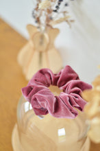 Charger l'image dans la galerie, Chouchou envelours de couleur rose. Ce chouchou est fait main / fabriqué en france. Elastique à l'intérieur qui maintient bien les cheveux pour vos jolies coiffures