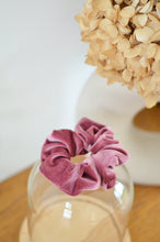Charger l'image dans la galerie, Chouchou en velours rose . Ce chouchou est fait main / fabriqué en france. Elastique à l'intérieur qui maintient bien les cheveux pour vos jolies coiffures