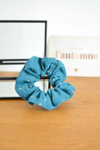 Charger l'image dans la galerie, Chouchou en gaze de coton de couleur bleu vert. Ce chouchou est fait main / fabriqué en france. Elastique à l'intérieur qui maintient bien les cheveux pour vos jolies coiffures