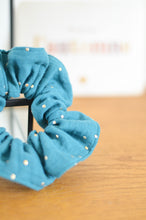 Charger l'image dans la galerie, Chouchou en gaze de coton de couleur bleu paon. Ce chouchou est fait main / fabriqué en france. Elastique à l'intérieur qui maintient bien les cheveux pour vos jolies coiffures
