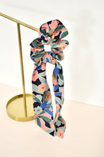 Charger l&#39;image dans la galerie, Chouchou foulard abstrait rose et vert

