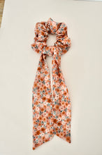 Charger l&#39;image dans la galerie, Chouchou foulard fleuri orange
