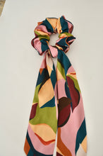 Charger l&#39;image dans la galerie, Chouchou foulard abstrait foncé
