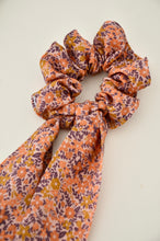 Charger l&#39;image dans la galerie, Chouchou foulard petites fleurs oranges et violettes
