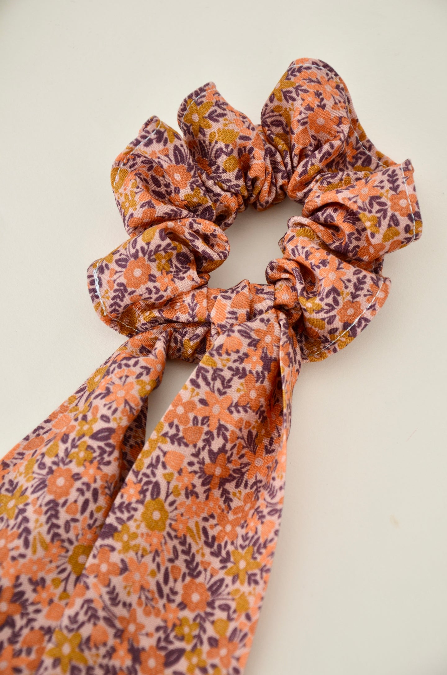 Chouchou foulard petites fleurs oranges et violettes