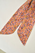 Charger l&#39;image dans la galerie, Chouchou foulard petites fleurs oranges et violettes
