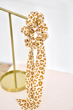 Charger l&#39;image dans la galerie, Chouchou foulard léopard marron clair
