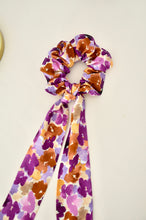 Charger l&#39;image dans la galerie, Chouchou foulard fleuri violet et orange
