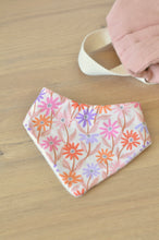 Charger l'image dans la galerie, Bavoir bandana à fleurs
