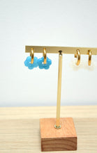 Charger l&#39;image dans la galerie, Boucles d&#39;oreilles petites fleurs bleues
