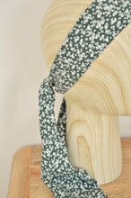 Charger l'image dans la galerie, Foulard vert et fleurs blanches
