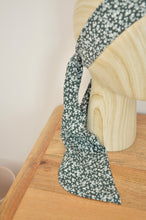 Charger l'image dans la galerie, Foulard vert et fleurs blanches
