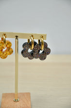 Charger l&#39;image dans la galerie, Boucles d&#39;oreilles grosses fleurs noires
