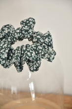 Charger l'image dans la galerie, Chouchou fleurs blanches fond vert
