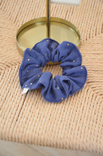 Charger l&#39;image dans la galerie, Chouchou en gaze de coton de couleur bleu marine. Ce chouchou est fait main / fabriqué en france. Elastique à l&#39;intérieur qui maintient bien les cheveux pour vos jolies coiffures
