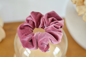 Chouchou en velours de couleur rose. Ce chouchou est fait main / fabriqué en france. Elastique à l'intérieur qui maintient bien les cheveux pour vos jolies coiffures